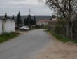 Tarlasından geçen yolu kapattı