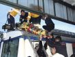 Trenin üzerine çıkan turistleri elektrik çarptı