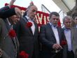 Sendikalar Taksime karanfil bıraktı