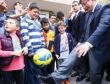 Davutoğlu bayram harçlığı dağıttı