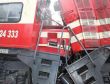 İki tren kafa kafaya çarpıştı
