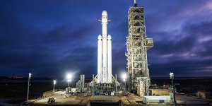 Dünyanın en güçlü roketi Falcon Heavy uzaya fırlatıldı