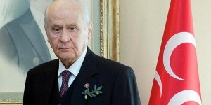 Bahçeli'ye 'zeytin dalı' şeklinde yaka iğnesi hediye edildi