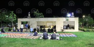 İlk teravihi "yıldızlar altında" kıldılar