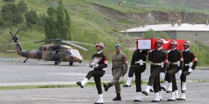 Hakkari'de şehit askerler için tören