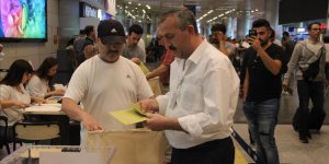 Yurt dışından gelen seçmenler havalimanında oy kullandı
