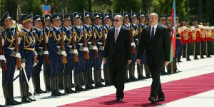 Cumhurbaşkanı Erdoğan, Azerbaycan'da resmi törenle karşılandı