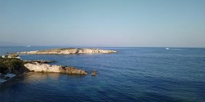 Kuşadası'nda göçmenleri taşıyan bot alabora oldu