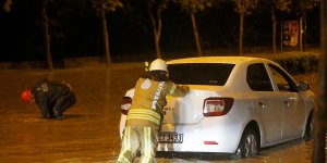 İstanbul'da yağış nedeniyle araçlar mahsur kaldı!