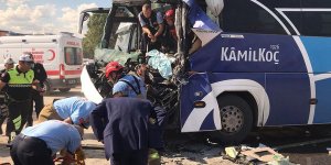 Balıkesir'de yolcu otobüsü temizlik aracına çarptı