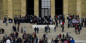 ANITKABİR'e gelen ziyaretçiler yoğunluk oluşturdu