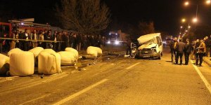 Afyonkarahisar'da minibüs traktöre çarptı: 1 ölü, 5 yaralı