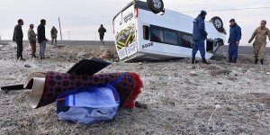 Kars'ta öğrenci servisi devrildi: 13 yaralı!
