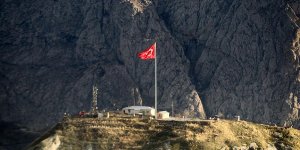 Hakkari'de dev Türk bayrağı göndere çekildi