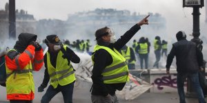 Fransa'da akaryakıttaki ek verginin askıya alınması bekleniyor