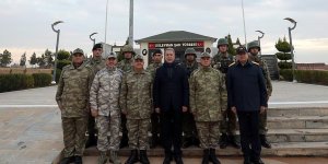 Bakan Akar ve komutanlar Suriye sınırında