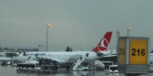 Park halindeki uçağa merdiven aracı çarptı
