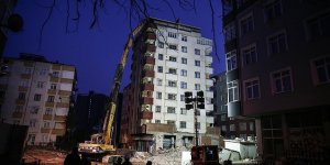 Kartal'da riskli binanın yıkımı sürüyor