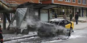 Başkentte otobüs durağına çarpan taksi yandı