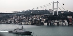 Türk savaş gemileri İstanbul Boğazı'ndan geçti