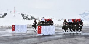Hakkari'de şehit askerler için tören