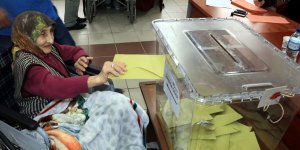 Huzurevlerinde oylarını kullandılar