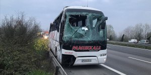 Sakarya'da yolcu otobüsü devrildi: 30 yaralı!
