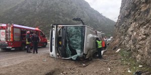 Antalya'da yolcu otobüsü devrildi!