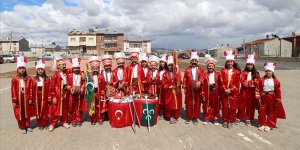 Kovadan kös, çantadan çevgen yapıp mehter kurdular!