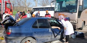 İşçileri taşıyan midibüs otomobille çarpıştı: 12 yaralı