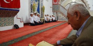 6 asırlık tarihi camide mukabele geleneğini genç hafızlar yaşatıyor