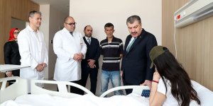 Bakan Koca'dan asitli saldırı mağduru Berfin Özek'e ziyaret