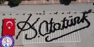 Öğrencilerden 'Atatürk'ün imzası kareografisi'