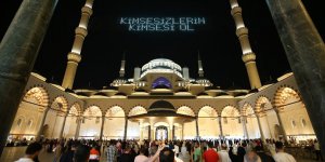 Vatandaşlar Kadir Gecesi'nde Büyük Çamlıca Camisi'ne akın etti