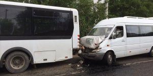 Diyarbakır'da minibüs otobüse çarptı: 20 yaralı