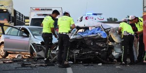 İzmir'de iki otomobil çarpıştı: 3 ölü, 1 yaralı