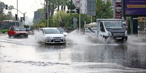 Adana'da sağanak hayatı olumsuz etkiledi