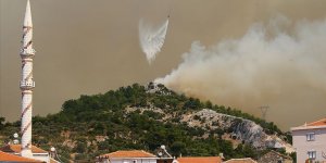 İzmir'deki orman yangını Menderes ve Seferihisar ilçelerine sıçradı