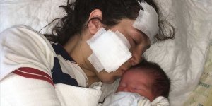 Bıçaklı saldırıya uğrayan anne bebeğini kucağına aldı