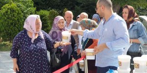 Sümbül Efendi'de kaynatılan 3 ton aşure dağıtıldı