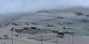 Mevsimin ilk karı yaylaları beyaza bürüdü