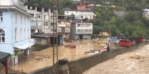 Artvin'de dereler taştı, yollar kapandı!