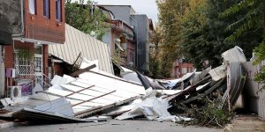 Kuvvetli fırtına Maltepe'de bir okulun çatısını uçurdu