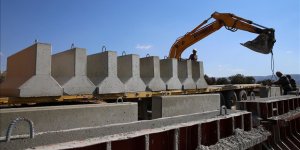Afrin sınırına beton blok sevkiyatı