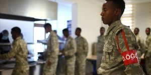 Türkiye 60 bin Somalili askeri giydirecek!