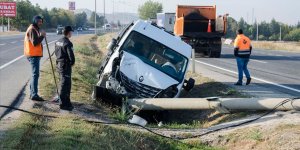 Ankara'da servis minibüsü devrildi: 15 yaralı