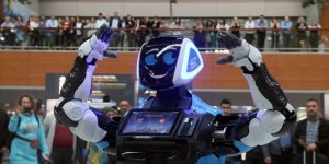 Havalimanında yolculara 'Aerobot' yardım edecek!