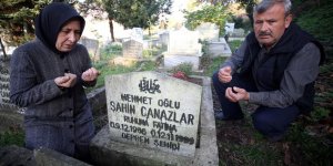Depremde kaybettikleri oğullarının acısı yüreklerinde