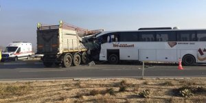 Afyonkarahisar'da yolcu otobüsü ile tır çarpıştı!