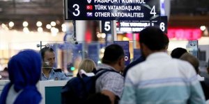 Pasaport polislerine turkuaz yelek